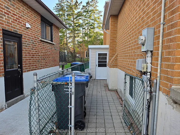 23 Malcolm Cres — Photo 32