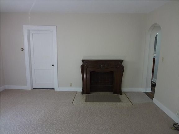 5th image of 907 N Carver St