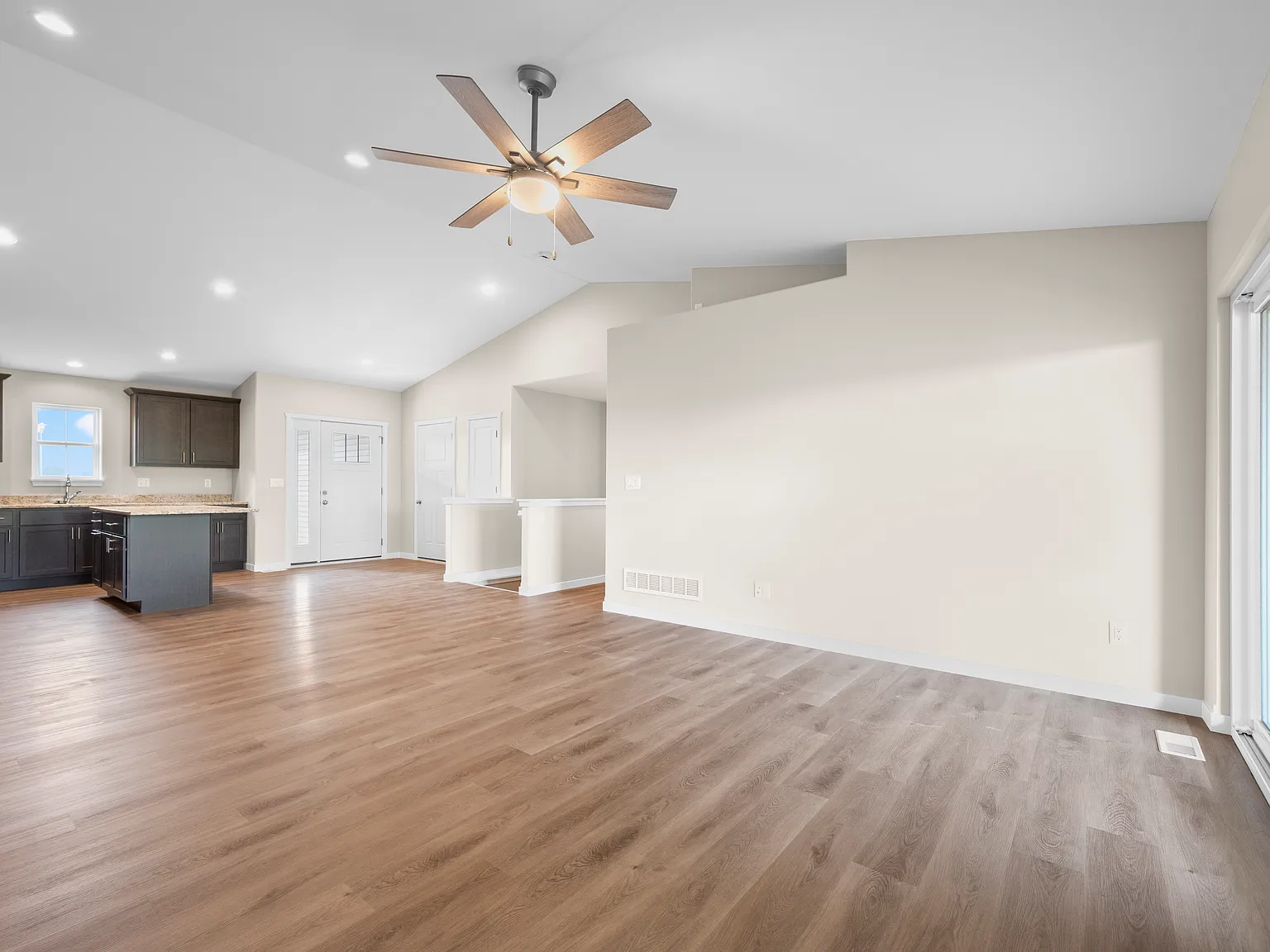 3 bed, 2400 sqft, $2,500 — Photo 3
