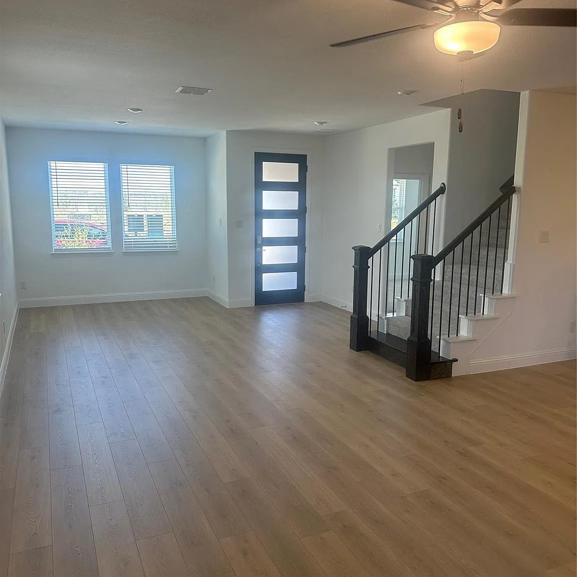 4 bed, 1956 sqft, $2,400 — Photo 3