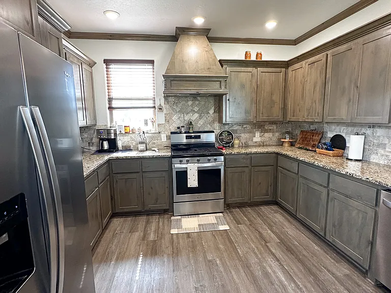 1035 Greenview Dr — Photo 9