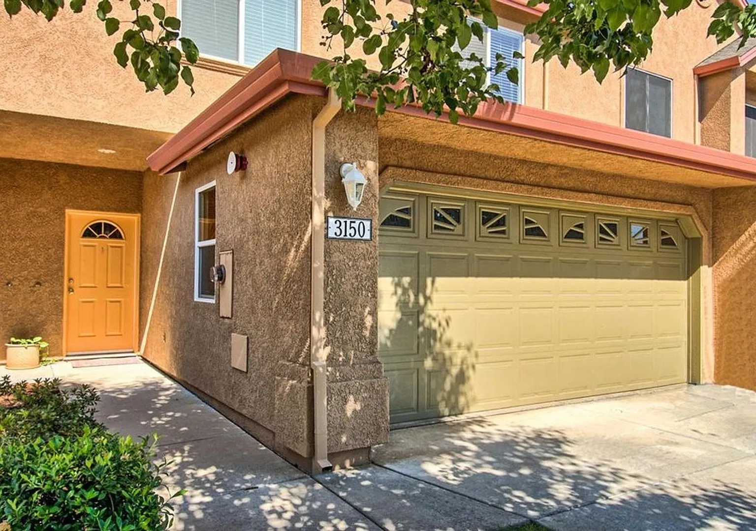 Luxury Townhome — Photo 2