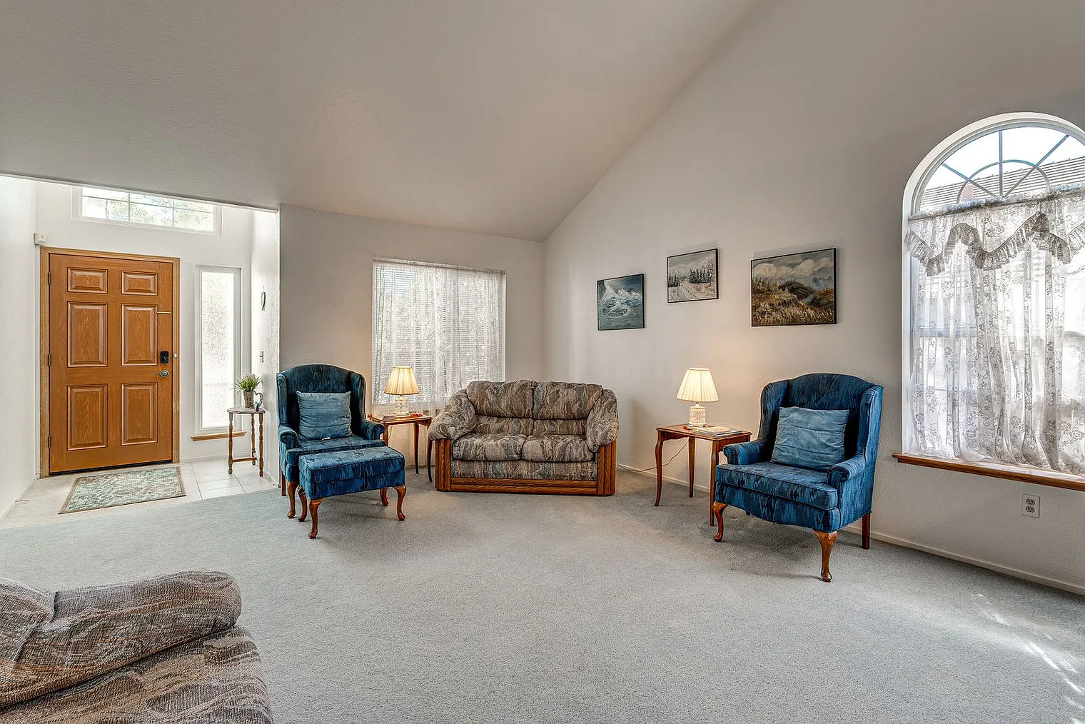 3 bed, 2.0 bath, 2346 sqft, $3,290 — Photo 2