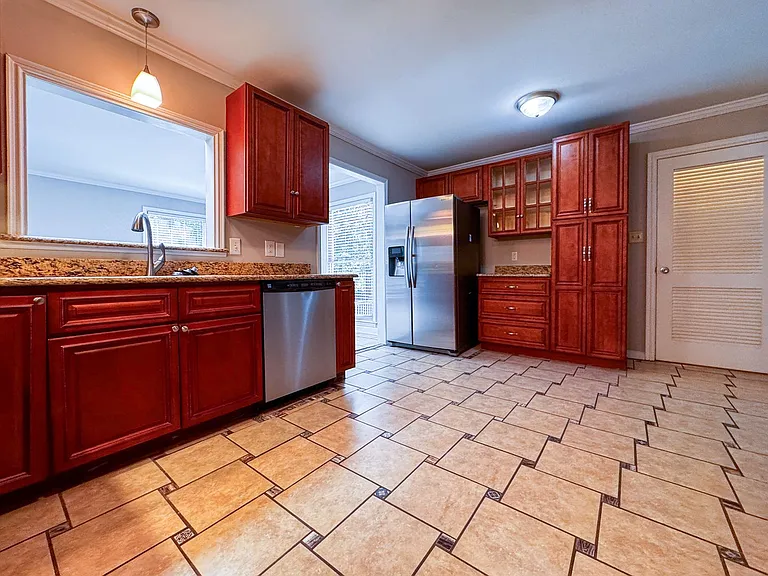 2305 Mirror Lake Dr — Photo 3
