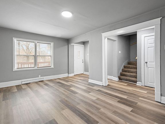 4th image of 565 Jackson St