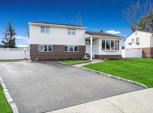 52 Phipps Ln, Plainview, NY 11803