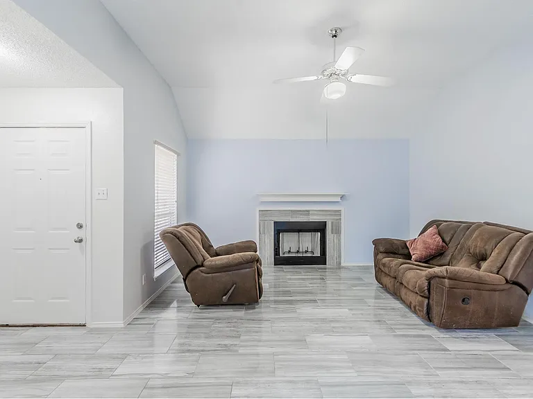 2709 Brittany Dr — Photo 3