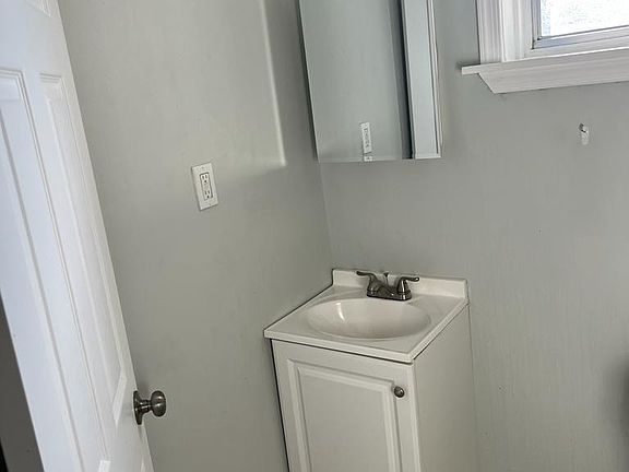 4th image of 3637 N 19th St Floor 3