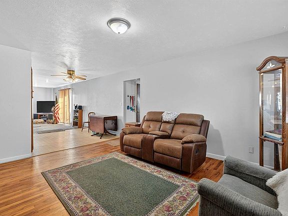 5th image of 647 Bennett Ave