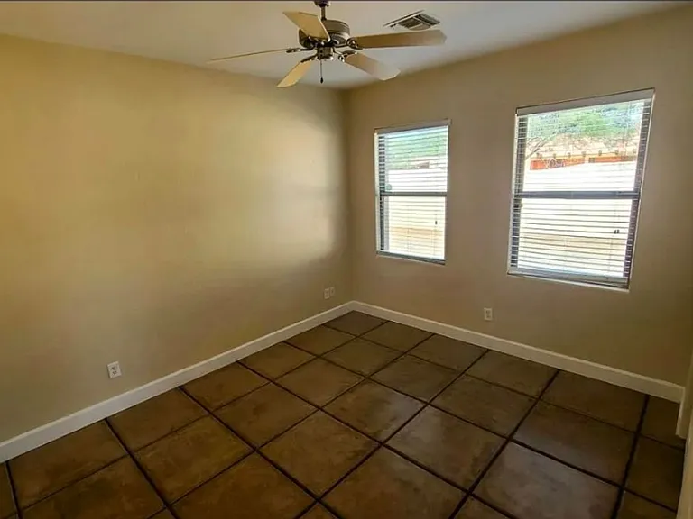 Beautiful 4 bed, 3 bath home near UofA Campus! — Photo 14