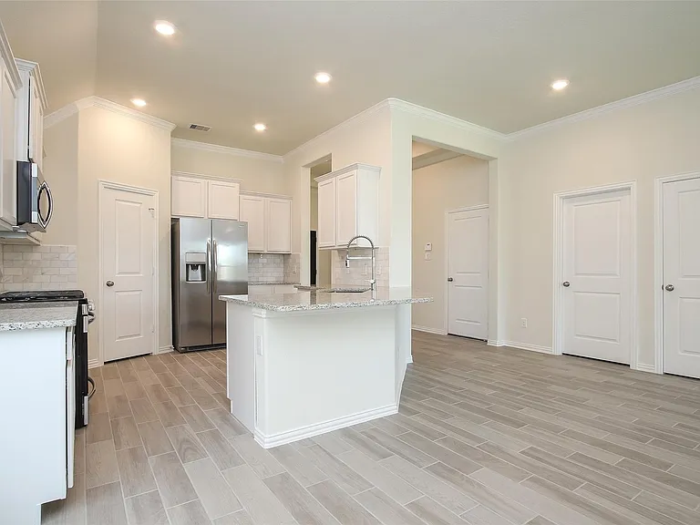 15230 Kickapoo Cavern Dr — Photo 10