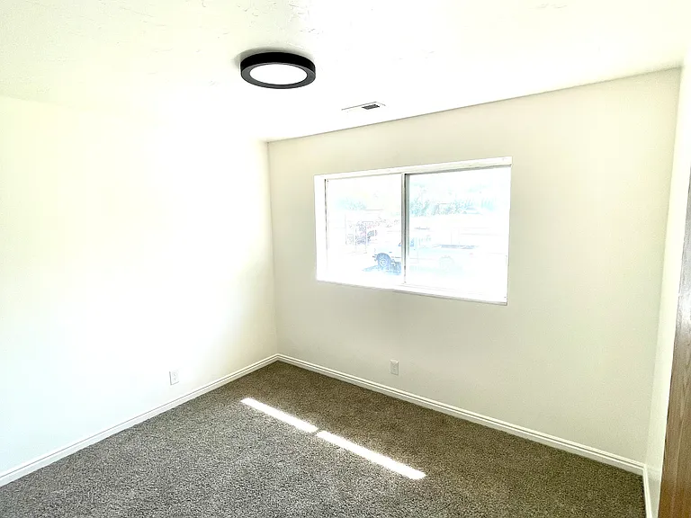 75 S 725 E — Photo 10