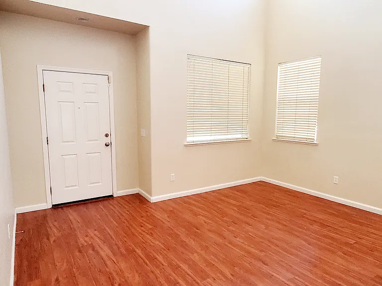 1618 Fontanella Way — Photo 4