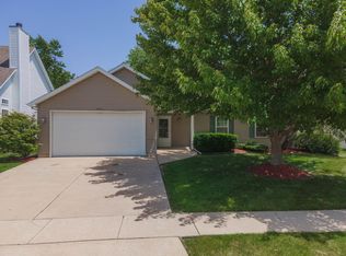 202 Lucern Dr, Bloomington, IL