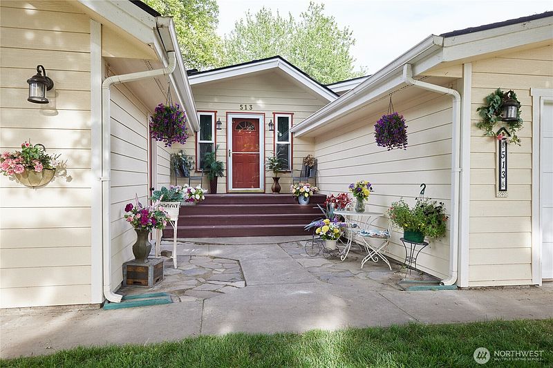 2nd image of 513 SE Highland Park Drive