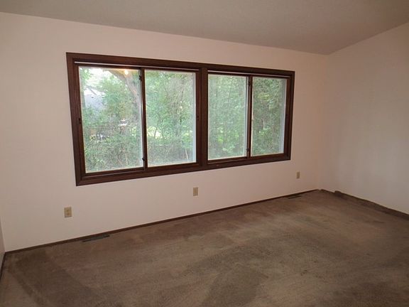 3rd image of 625 Warner Ave N
