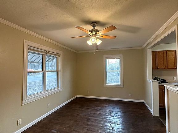 3rd image of 285 E Oak St