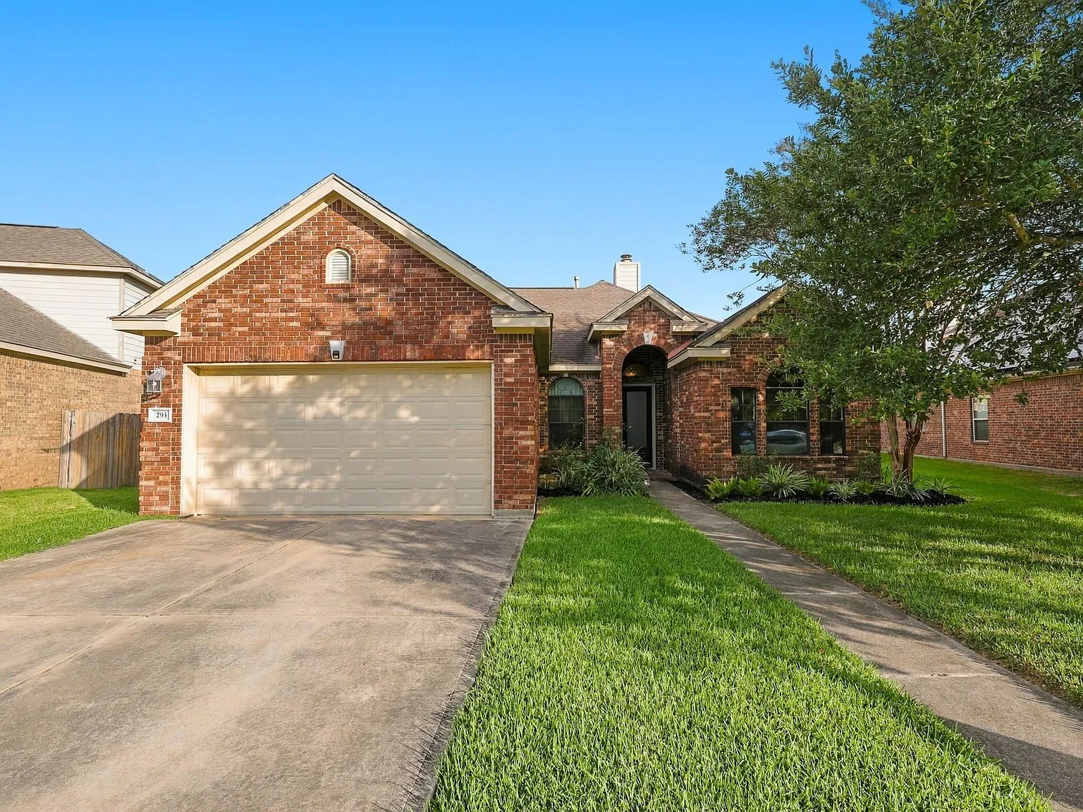 3 bed, 2.0 bath, 1977 sqft, $2,800 — Photo 2