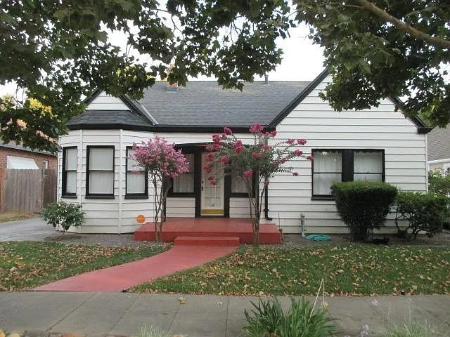 920 W Elm St photo 1