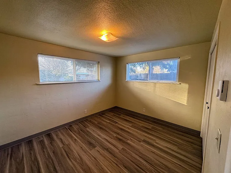 2557 Cheryl St — Photo 7