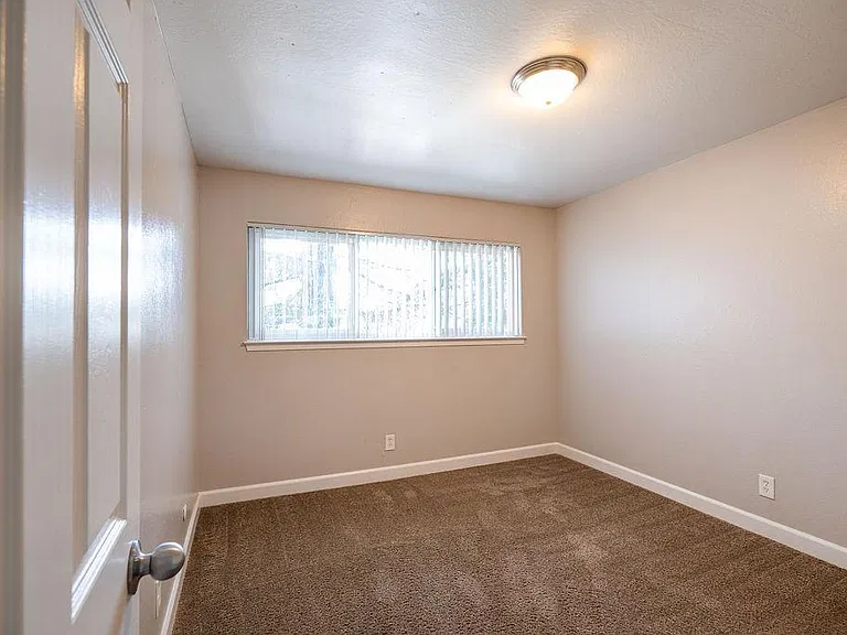 Rosewood Gardens Apartments — Photo 5