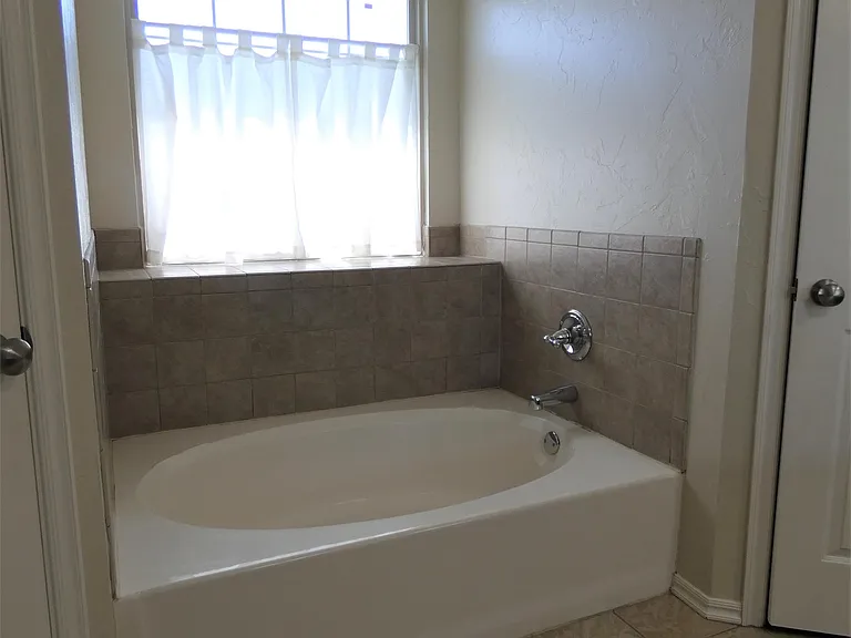 4220 Manhattan Dr — Photo 8