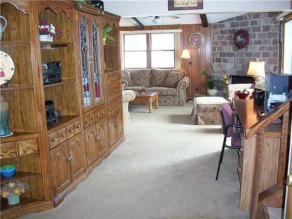 5th image of 94 Marilyn Dr