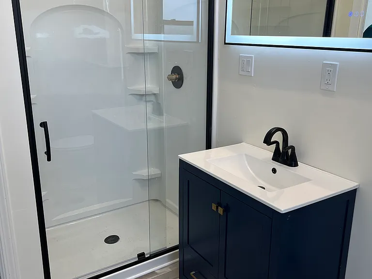 Full bathroom #1: Shower