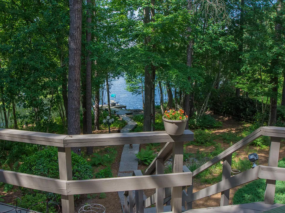 20 Pine Lake Dr