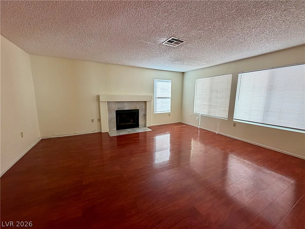 3 bed, 2.5 bath, 2443 sqft, $2,640 — Photo 4