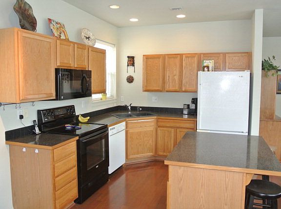 3rd image of 851 SE Larkspur Pl