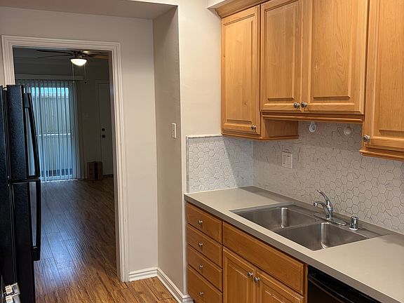 5th image of 1023 Ocean Park Blvd #2