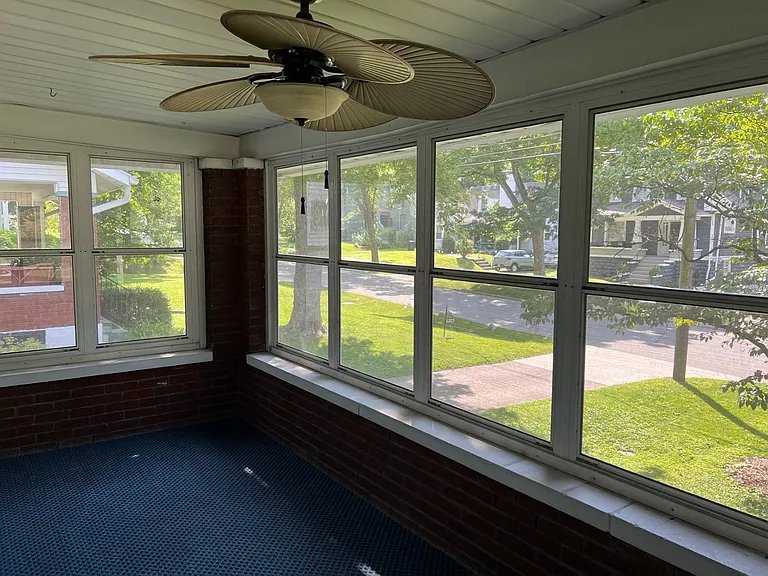 2321 Hawthorne Ave — Photo 2