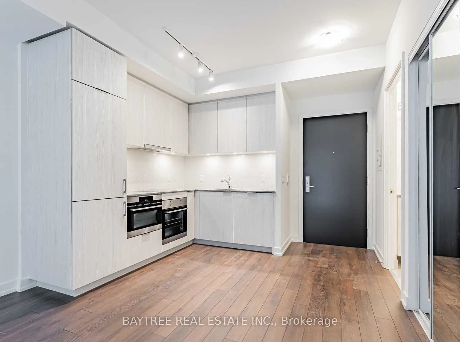 St. Lawrence Condominiums — Photo 2