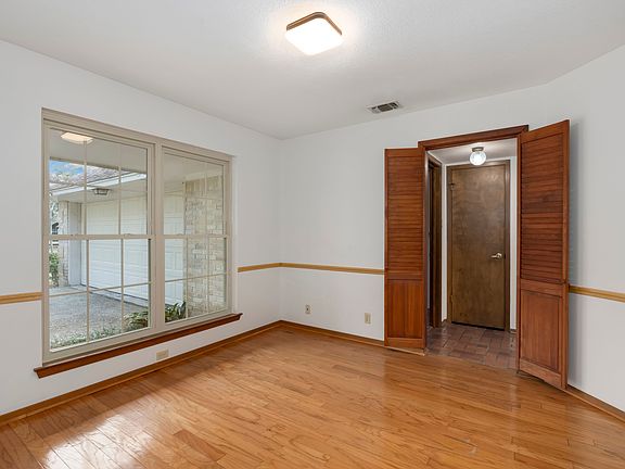 3rd image of 19819 Encino Brook St
