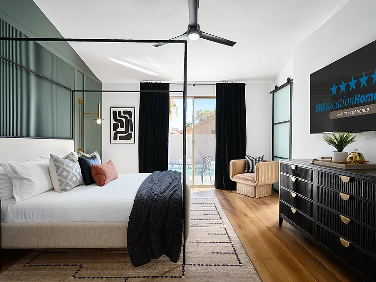 Master Bedroom: New King Bed +SmartTV