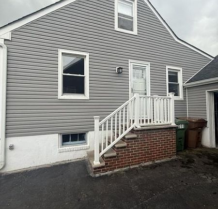 5th image of 211 Bradford Ave