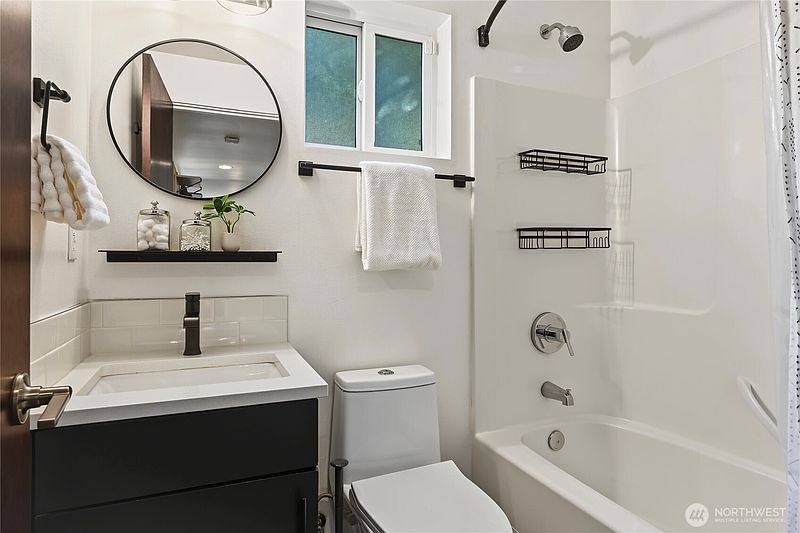 4th image of 6534 42nd Avenue SW #B