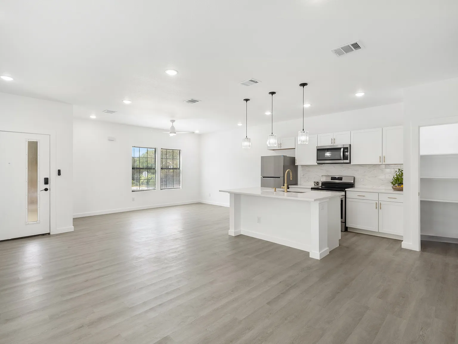 3 bed, 2.5 bath, 1570 sqft, $1,995 — Photo 3
