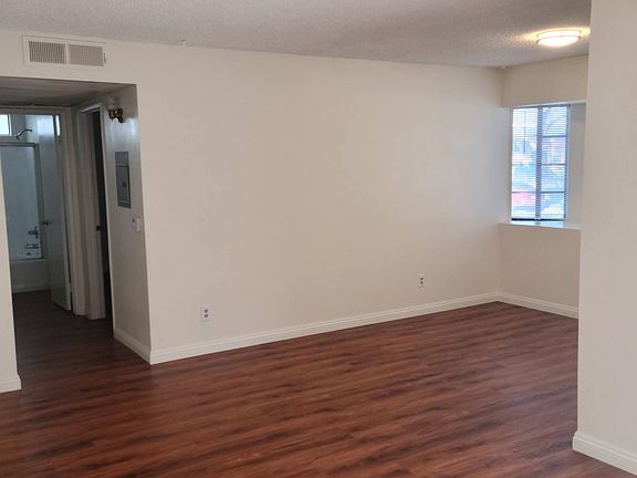 3rd image of 2253 N Niagara St #A