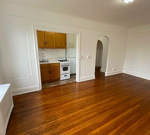2nd image of 3216 Crescent St #3J