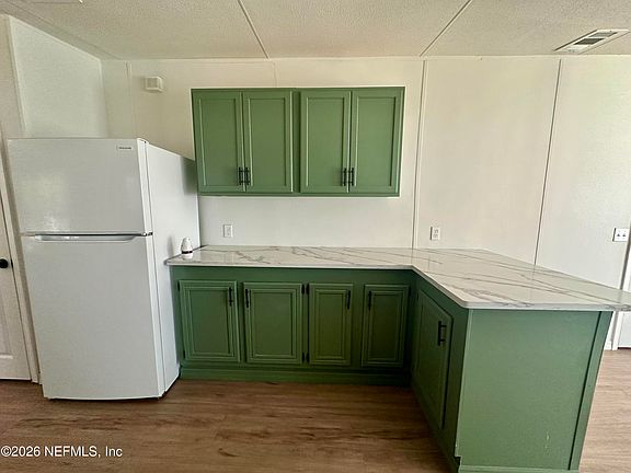 4th image of 853 FERN Avenue