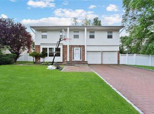 1 Howard Ct, Plainview, NY 11803