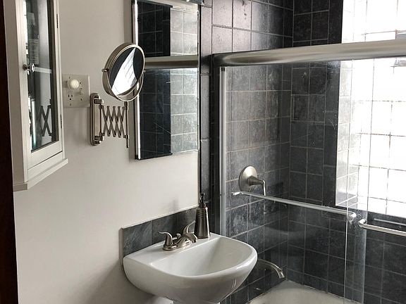 5th image of 3640 W Oakdale Ave #1