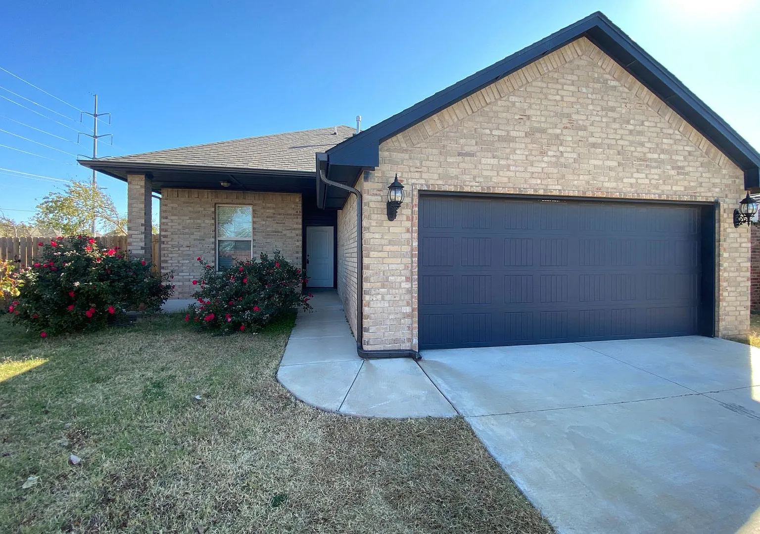 Beautiful 3 bed 2 bath PLUS office in Yukon — Photo 1