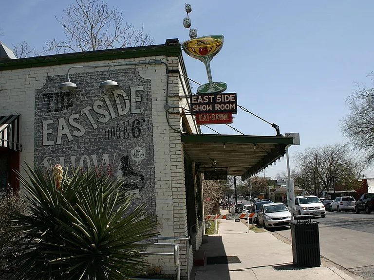 Within walking distance to the 6th St entertainment and bar district.