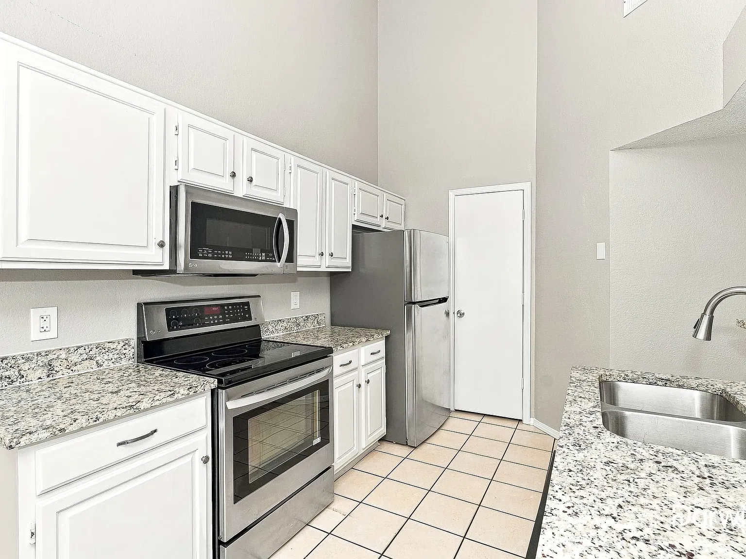 3 bed, 2.0 bath, 1444 sqft, $2,440 — Photo 3