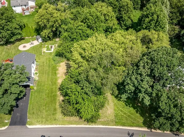 139 Pembroke Rd SW, Poplar Grove, IL 61065