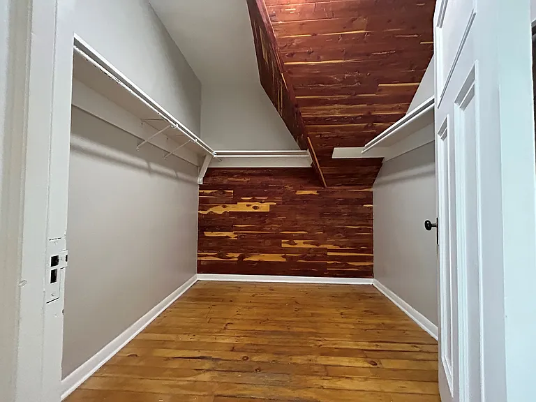 Walk in closet (Hall between bedrooms)