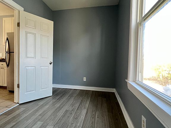 4th image of 8716 S Escanaba Ave #2F
